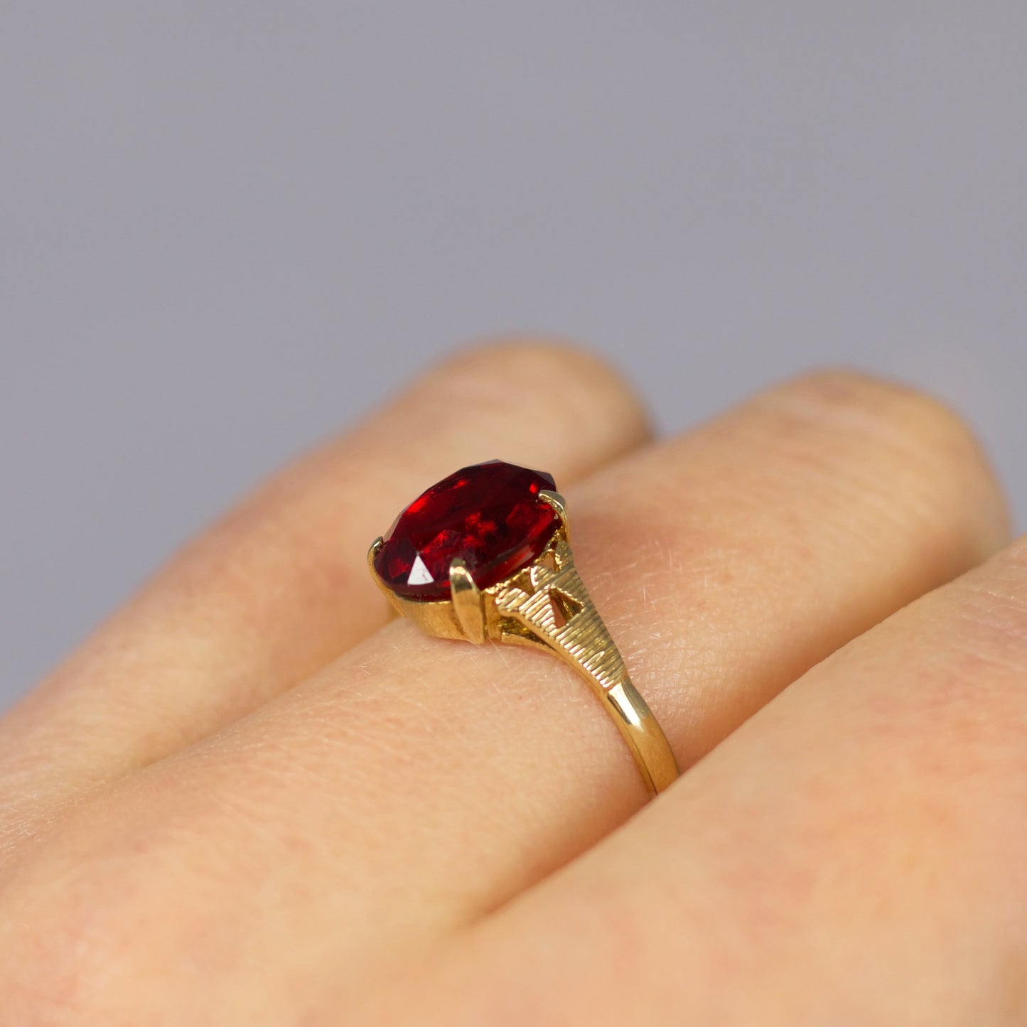 Vintage 9ct Yellow Gold Scarlett Red Glass Solitaire Ring - Size P