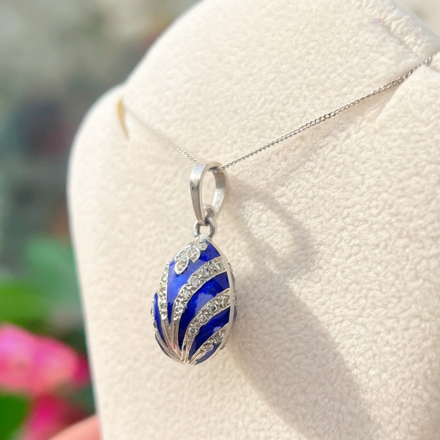 Vintage 14ct White Gold Blue Enamel Egg Necklace