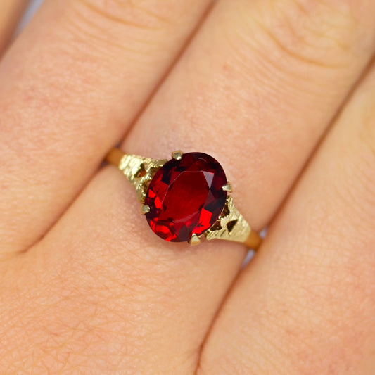 Vintage 9ct Yellow Gold Scarlett Red Glass Solitaire Ring - Size P