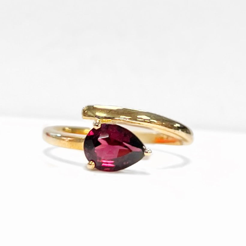 Abstract 9ct Yellow Gold Pear Shaped Garnet Stacking Ring - Size O