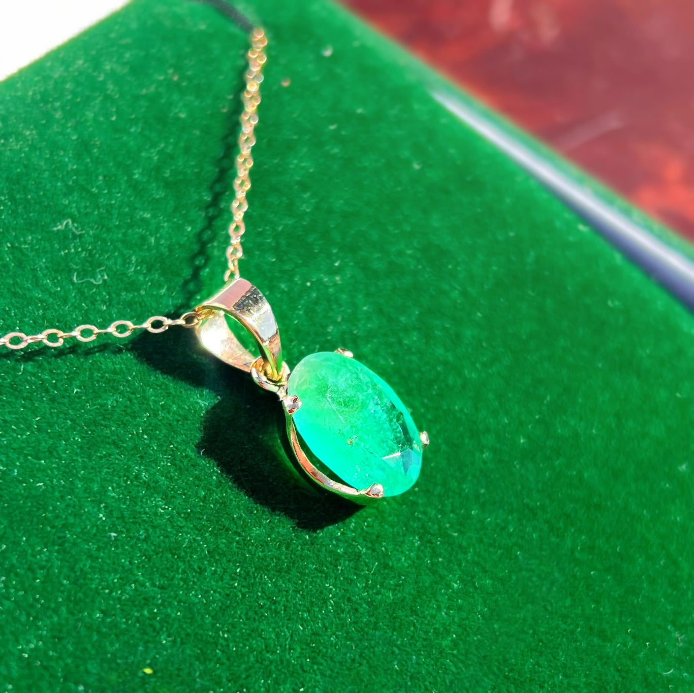 9ct Yellow Gold 3ct Oval-Cut Faceted Emerald Solitaire Necklace