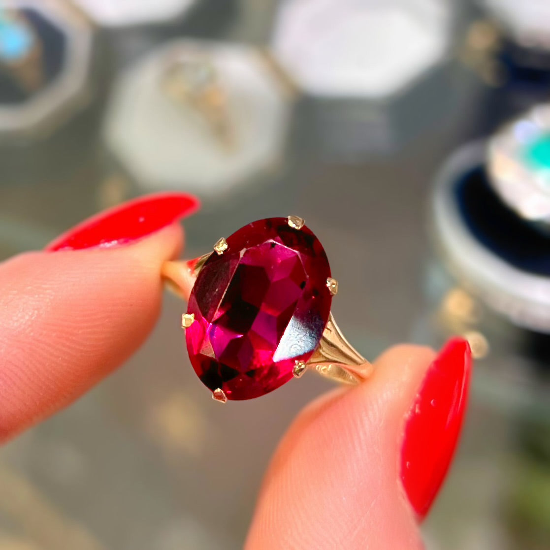 Elegant Vintage 9ct Yellow Gold Ruby Paste Cocktail Ring - Size M