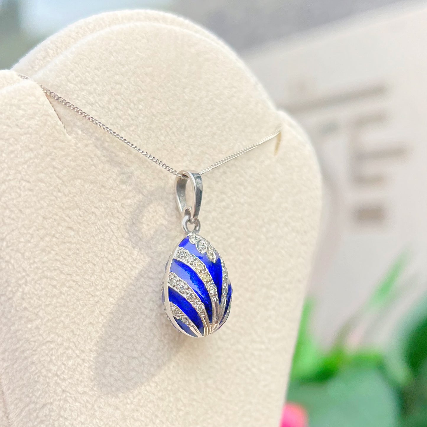 Vintage 14ct White Gold Blue Enamel Egg Necklace