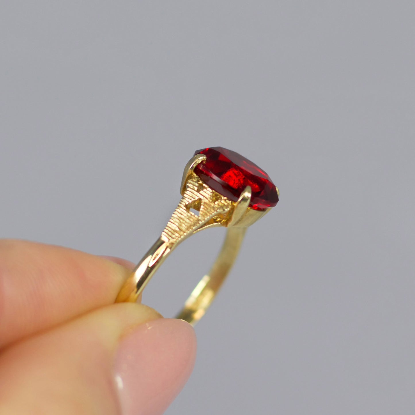 Vintage 9ct Yellow Gold Scarlett Red Glass Solitaire Ring - Size P