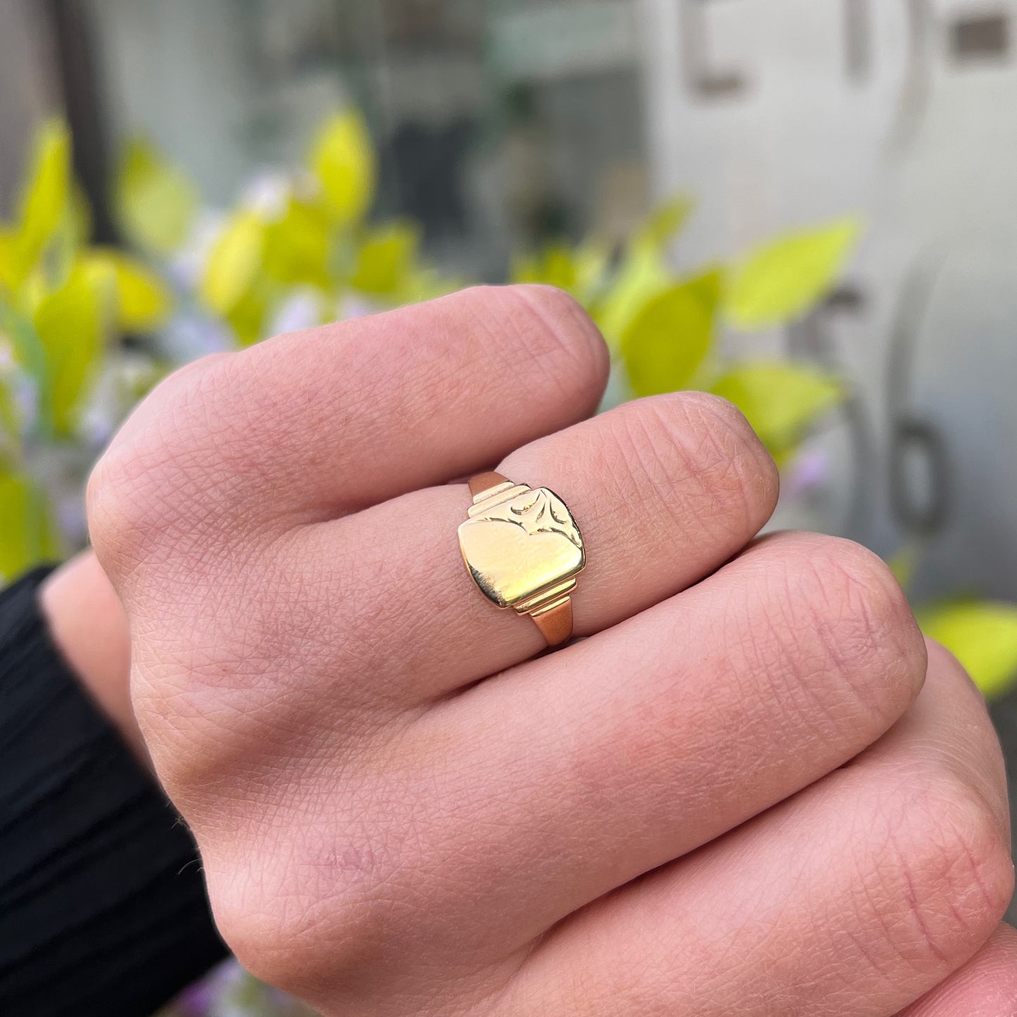 VIntage 9ct Yellow Gold Engraved Stepped Shoulders Signet Ring - Size I 1/2