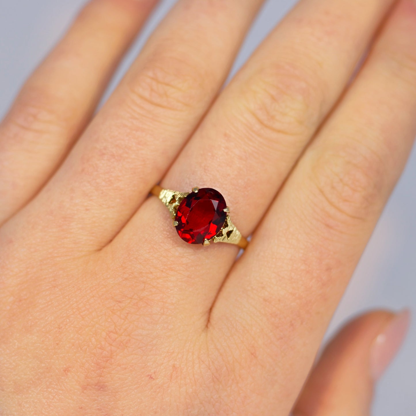 Vintage 9ct Yellow Gold Scarlett Red Glass Solitaire Ring - Size P