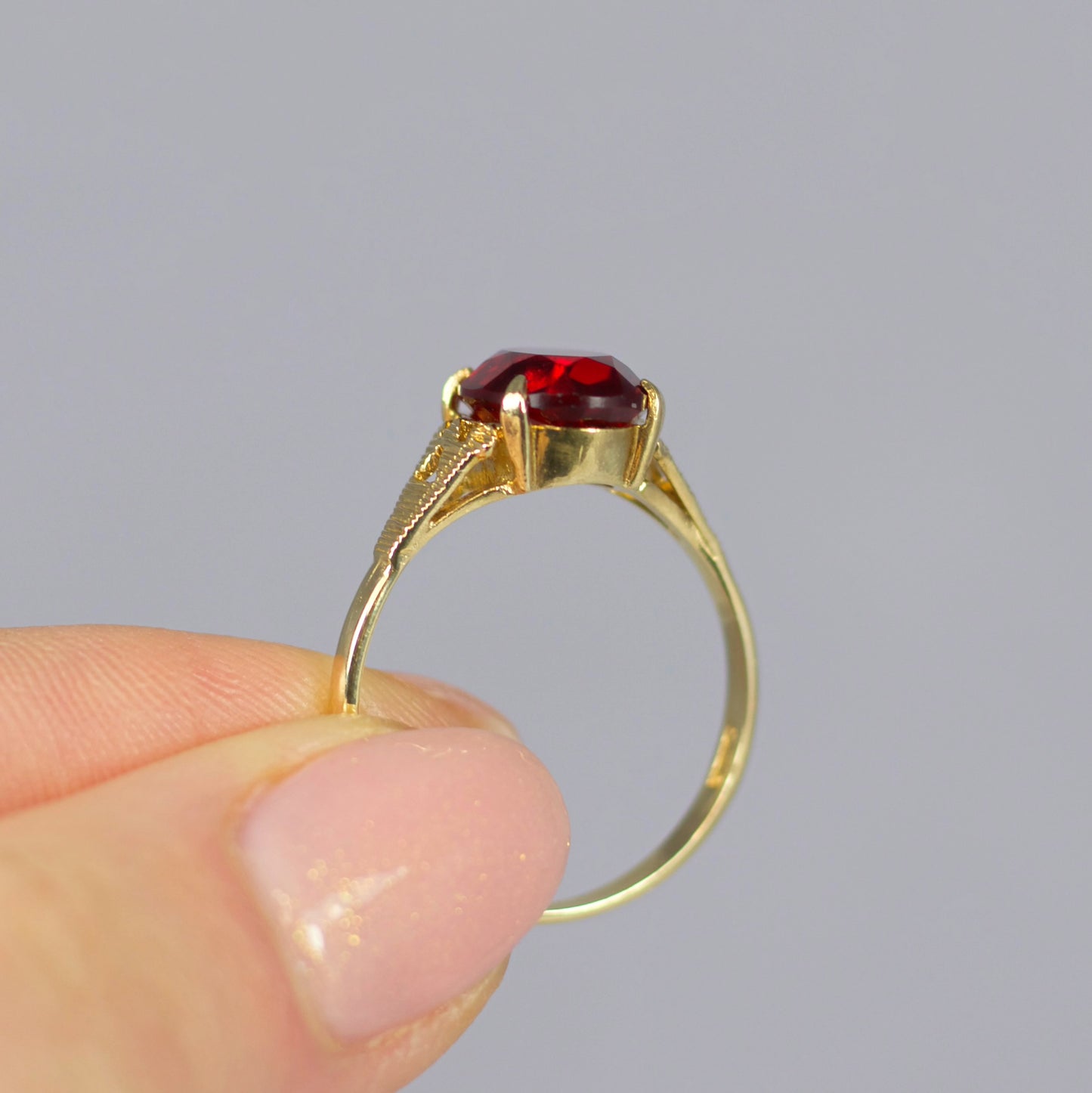 Vintage 9ct Yellow Gold Scarlett Red Glass Solitaire Ring - Size P