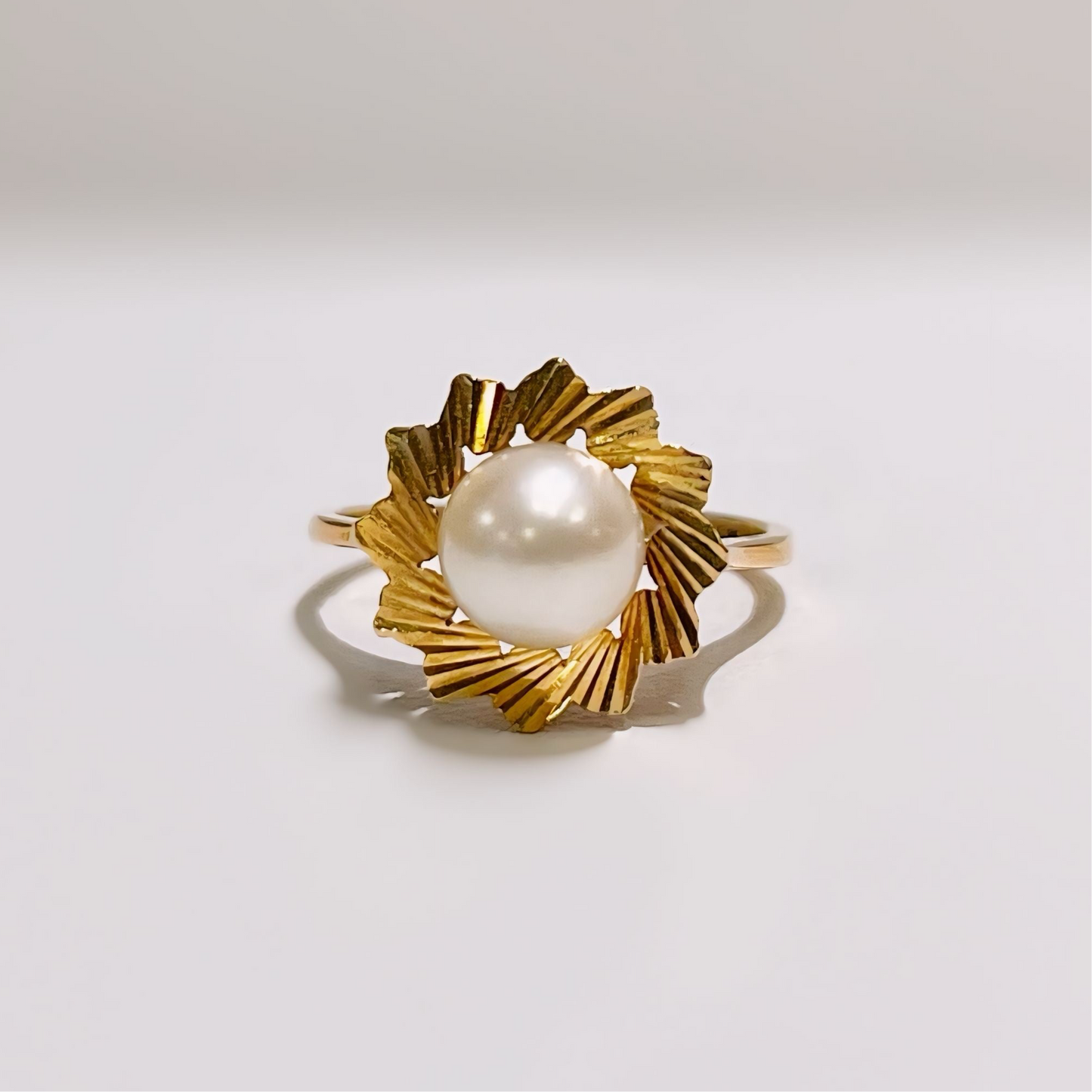 Retro 9ct Yellow Gold Pearl Ring - Size M