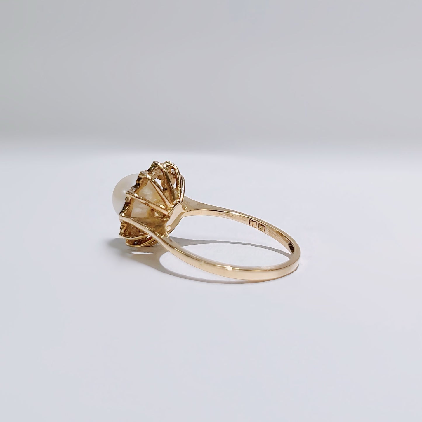 Retro 9ct Yellow Gold Pearl Ring - Size M