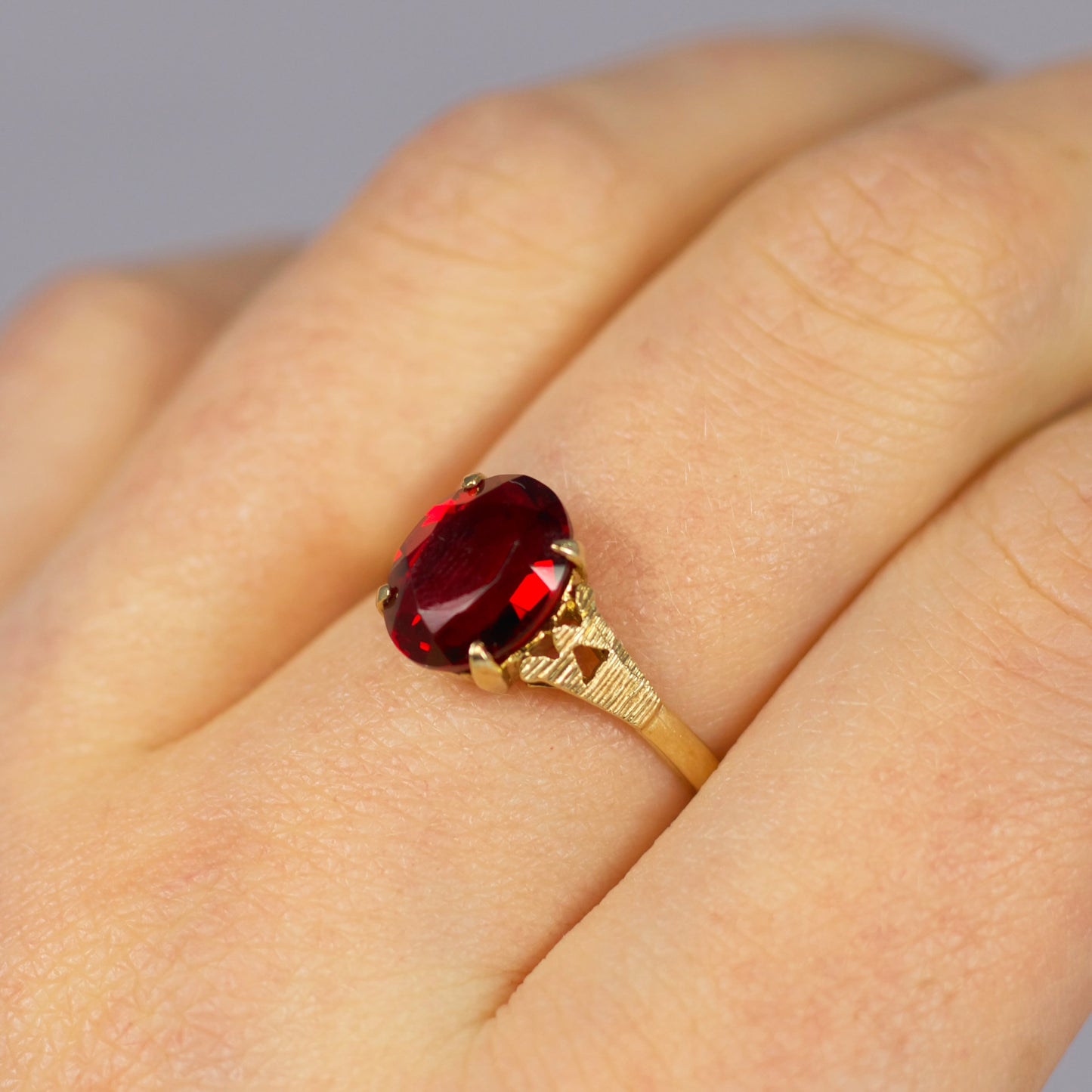 Vintage 9ct Yellow Gold Scarlett Red Glass Solitaire Ring - Size P