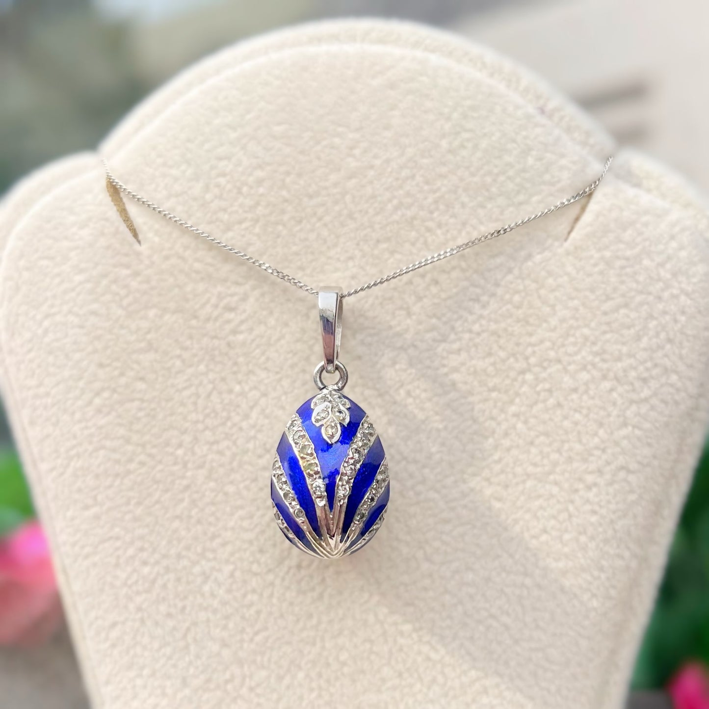Vintage 14ct White Gold Blue Enamel Egg Necklace