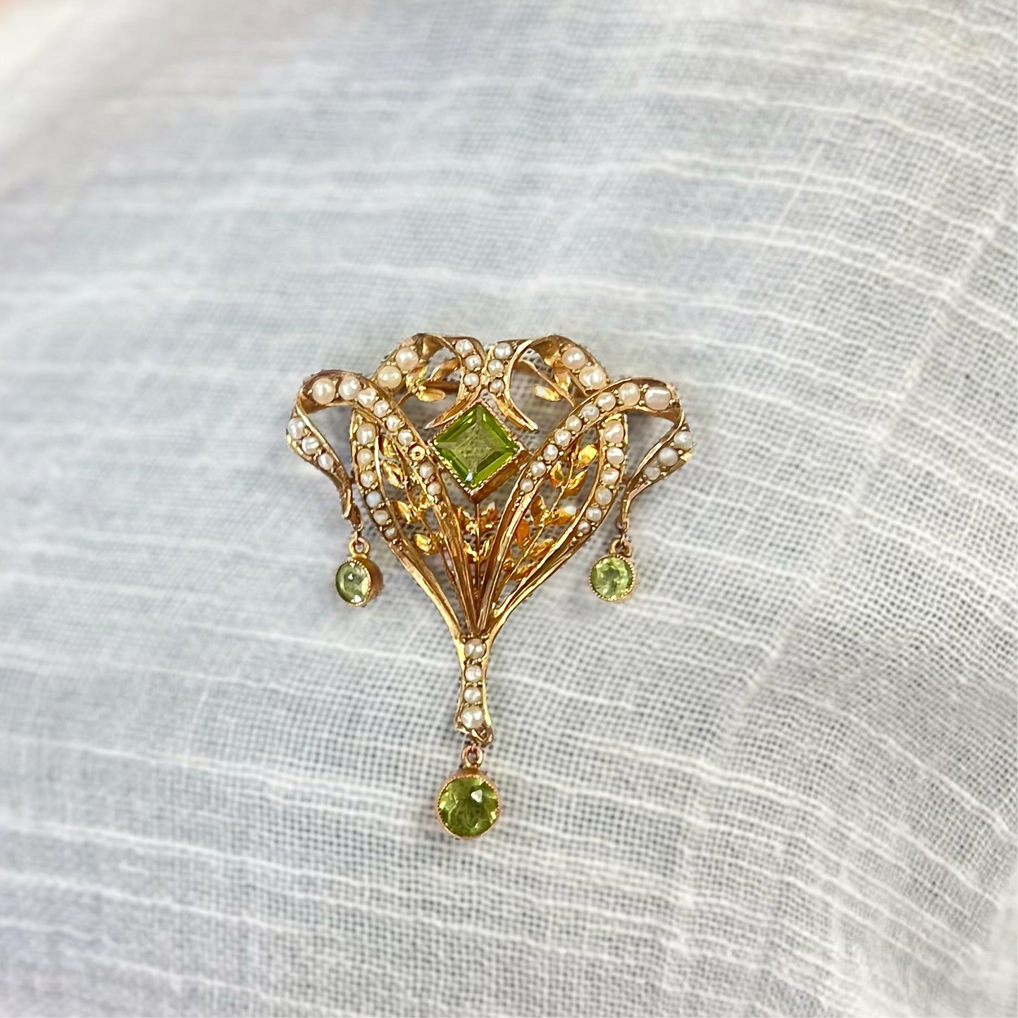 Antique Edwardian 9ct Yellow Gold Seed Pearl and Peridot Brooch/Pendant Lavalier
