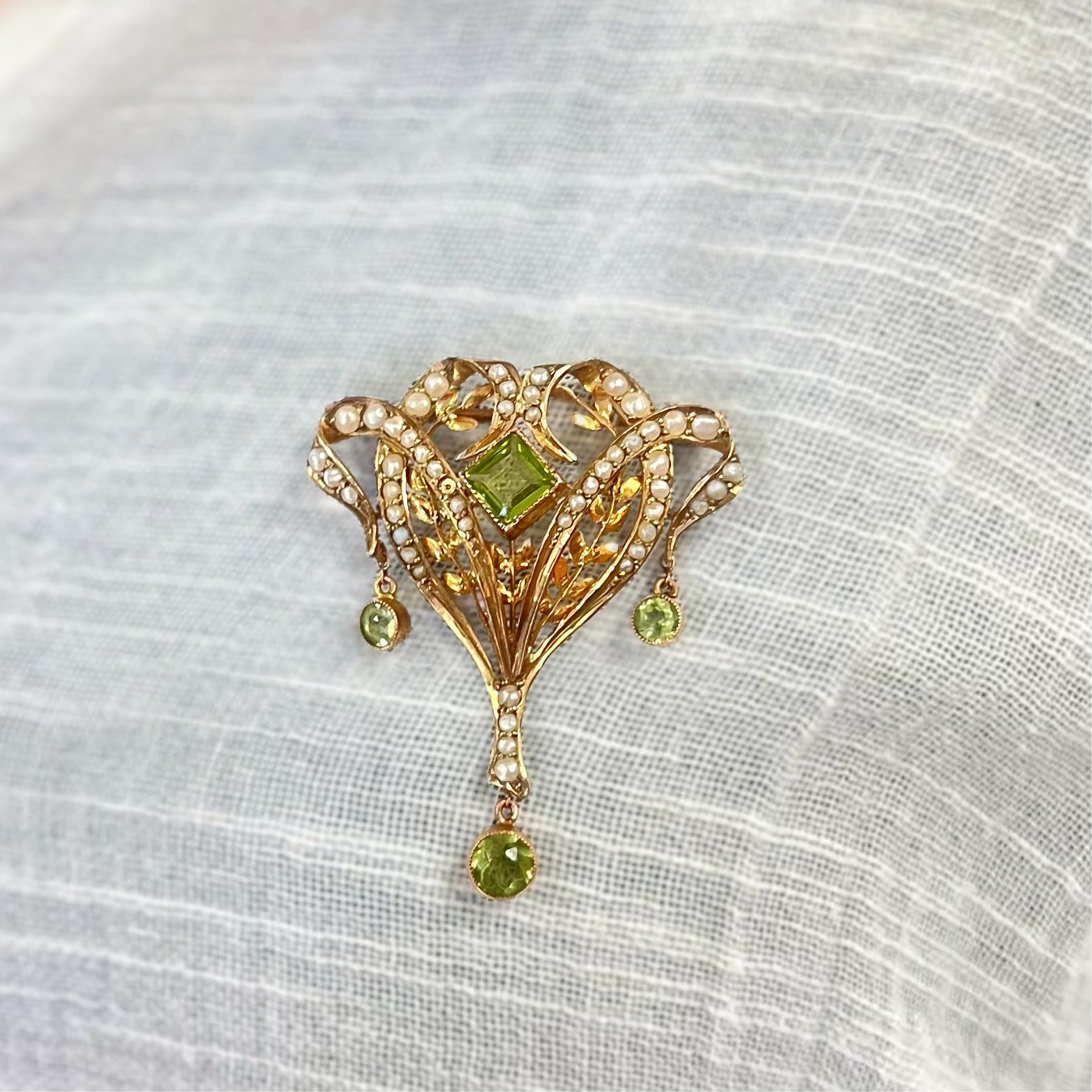 Antique Edwardian Seed Pearl and Peridot 9ct Yellow Gold Brooch/Pendant Lavalier
