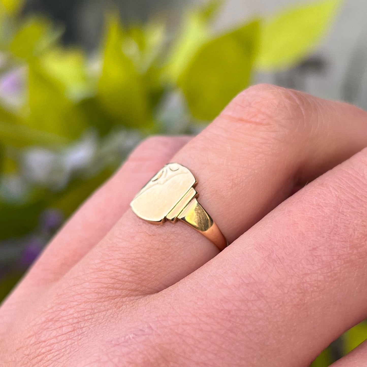 Vintage 9ct Yellow Gold Engraved Stepped Shoulders Signet Ring - Size I ½