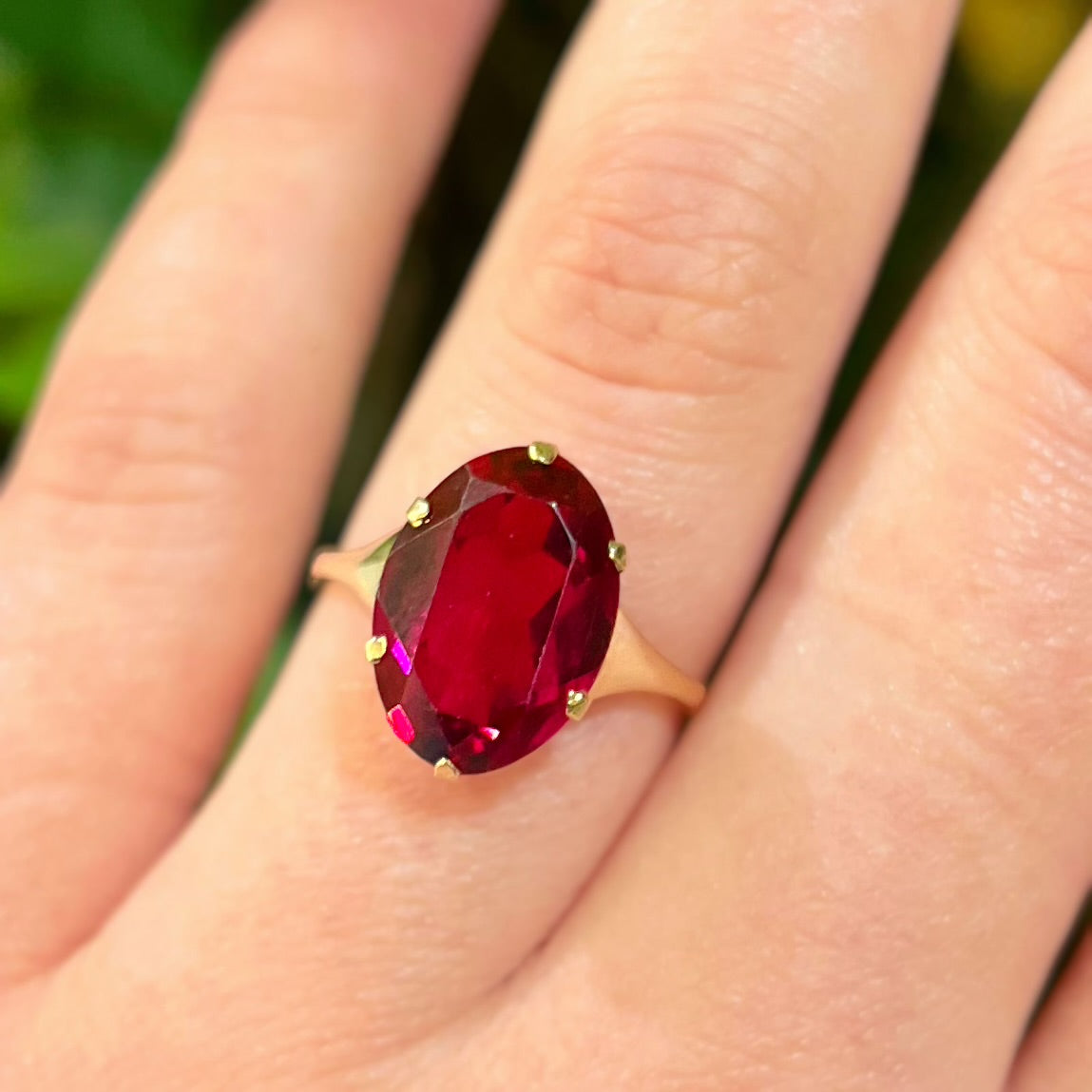Elegant Vintage 9ct Yellow Gold Ruby Paste Cocktail Ring - Size M