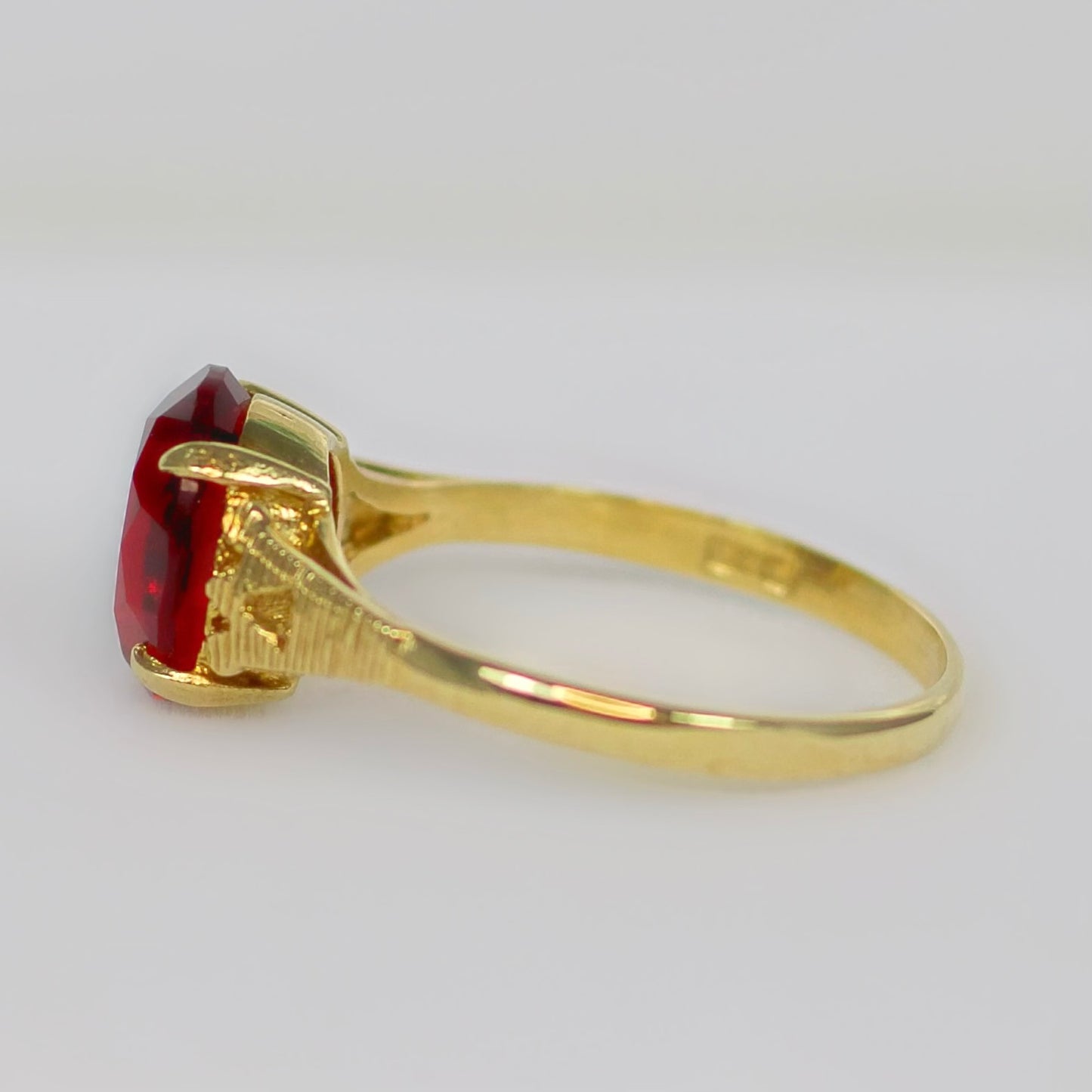 Vintage 9ct Yellow Gold Scarlett Red Glass Solitaire Ring - Size P