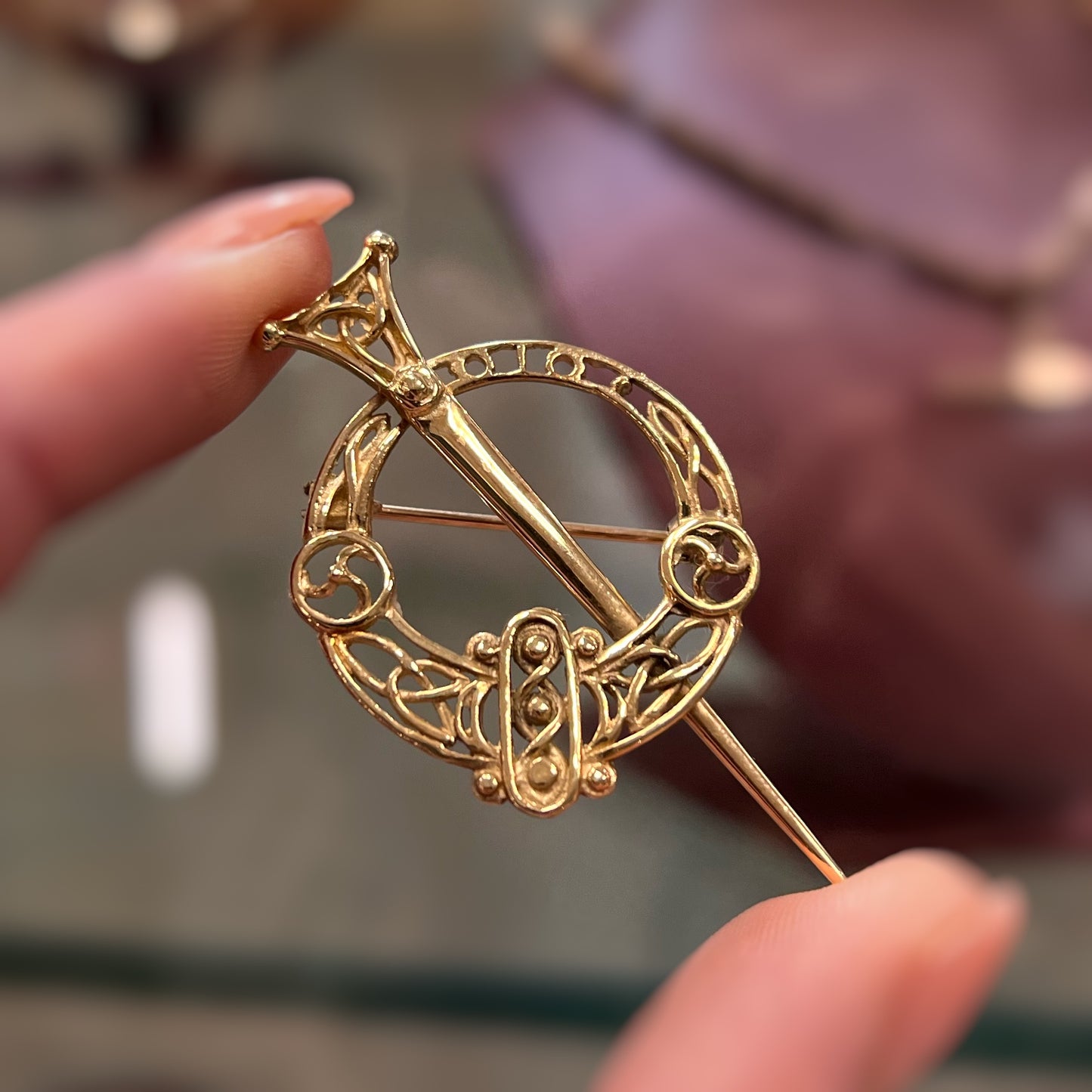 Vintage 9ct Yellow Gold Celtic Knot Penannular Brooch