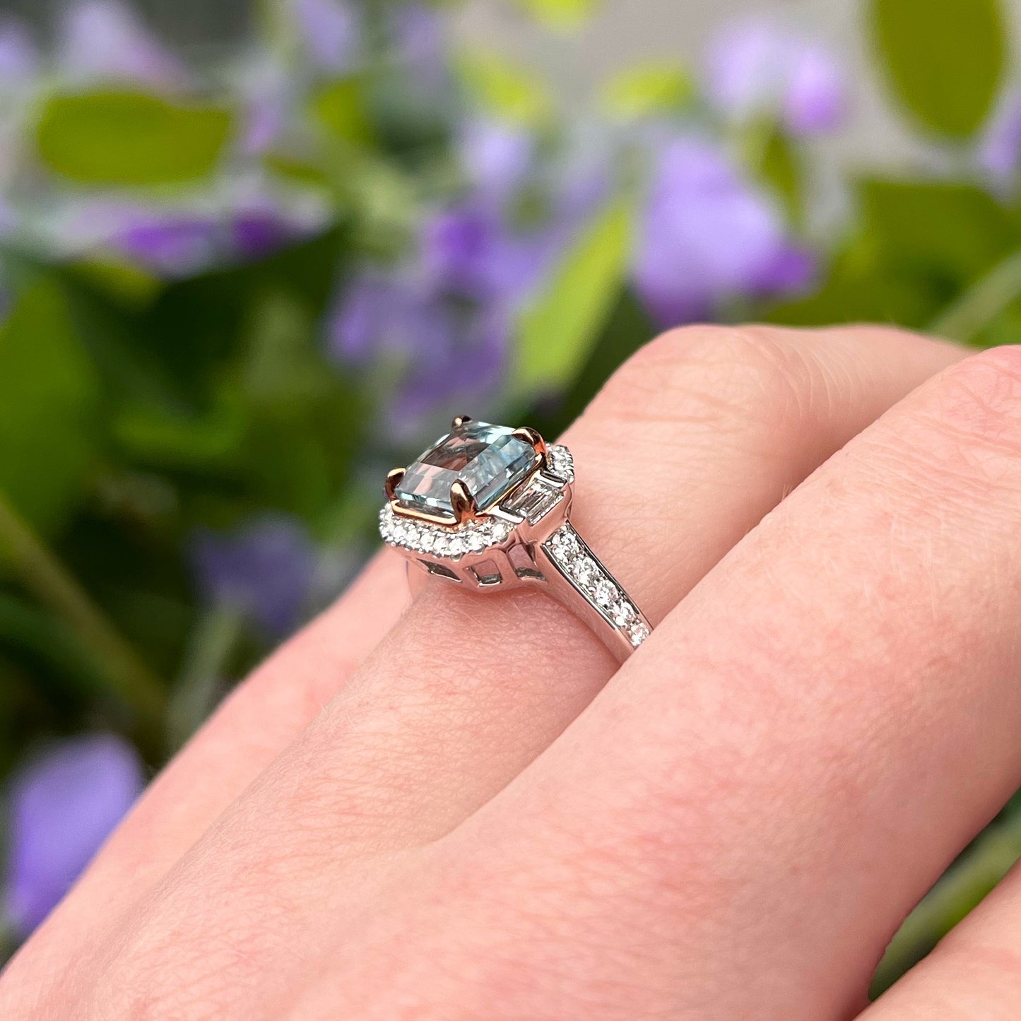 Beautiful 9ct White Gold Aquamarine and Diamond Ring - Size M 1/2