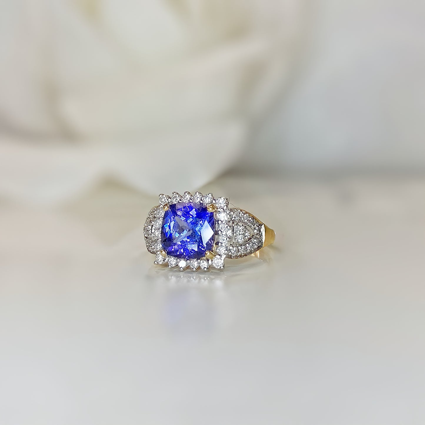 Vintage 18ct Yellow Gold Tanzanite and Diamond Cluster Ring - SIZE N