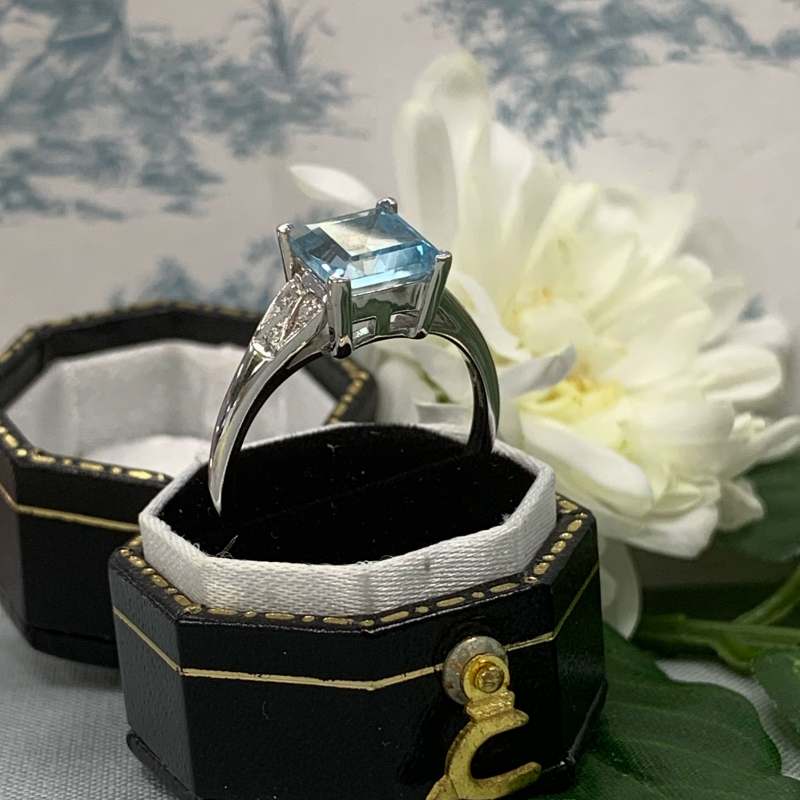 9ct White Gold Blue Topaz and Diamond Ring - SIZE O
