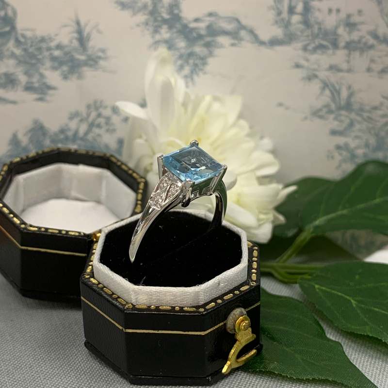 9ct White Gold Blue Topaz and Diamond Ring - SIZE O