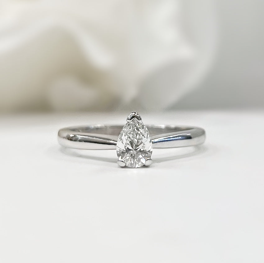 Vintage 18ct White Gold Pear Shaped Diamond Solitaire - Size N1/2