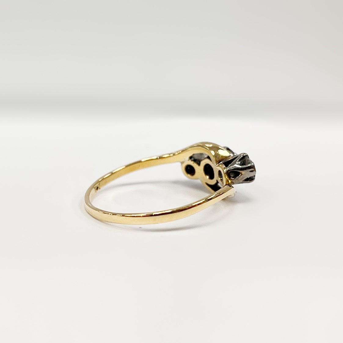 Vintage 18ct Yellow Gold Diamond Trilogy Twist Ring - Size L