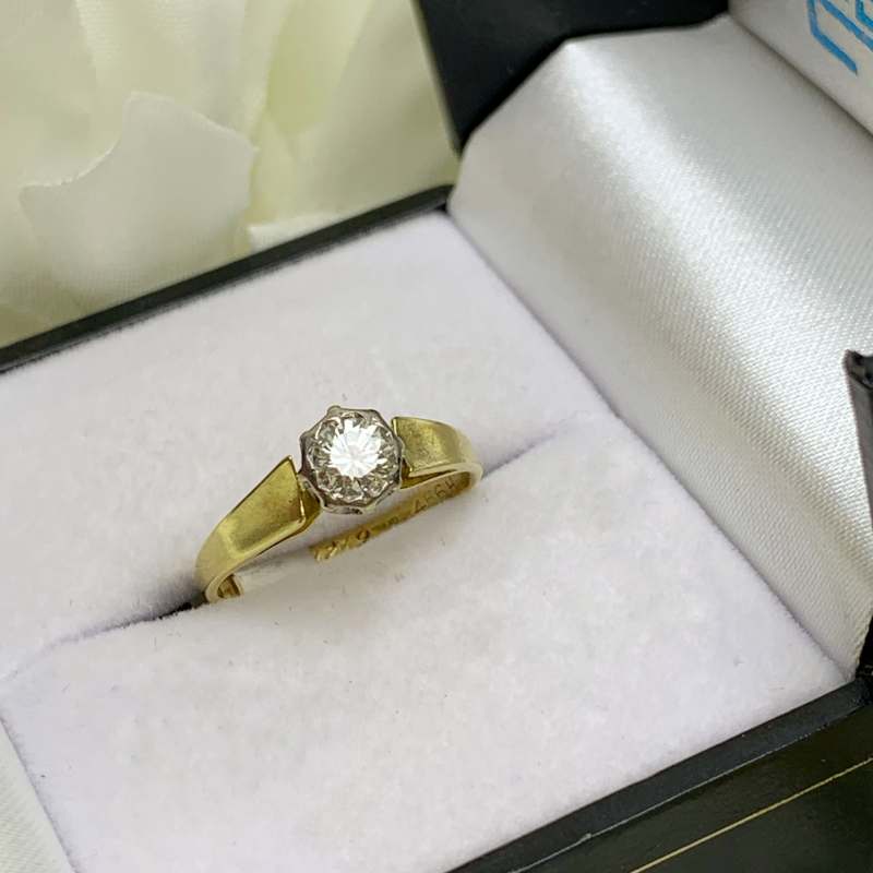 Vintage 18ct Yellow Gold And Diamond Solitaire Ring - SIZE K