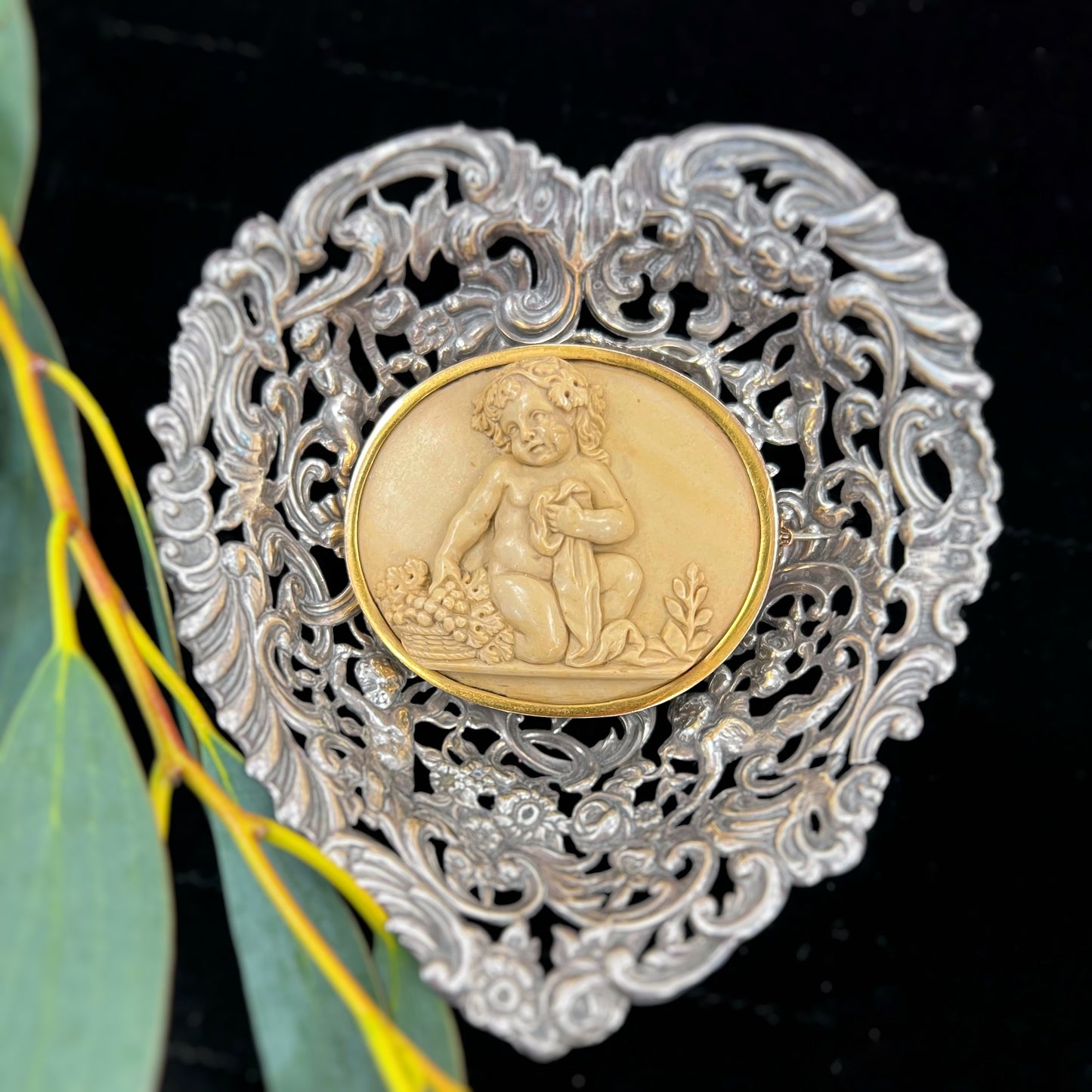 Victorian 9ct Yellow Gold Lava Cameo Brooch