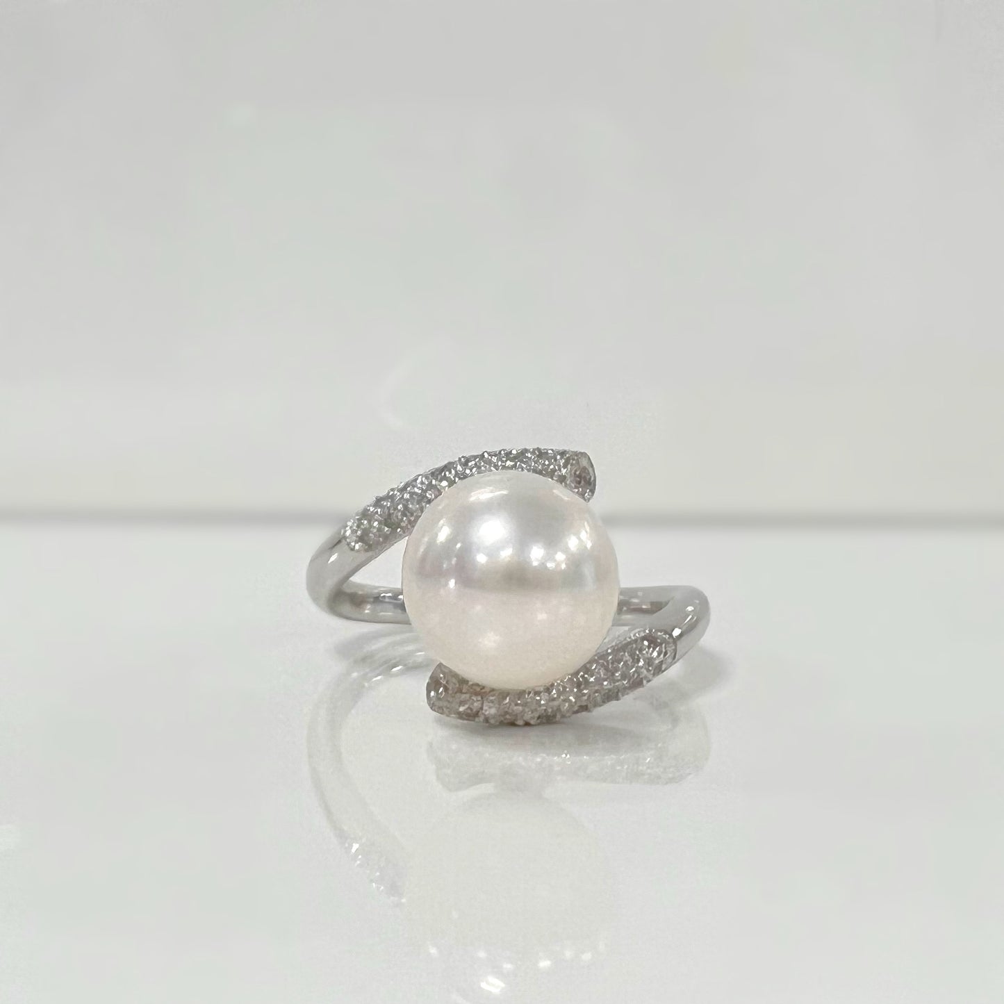 18ct White Gold Freshwater Pearl and Diamond Twist Ring - SIZE L